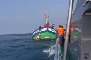 Lực lượng chức năng cứu hộ tàu cá gặp nạn trên biển. (ẢNH: Ban Chỉ huy Bộ đội Biên phòng thành phố Đà Nẵng)