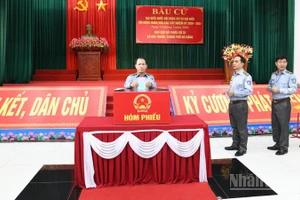 Các cử tri Chi đội Kiểm ngư số 3 bỏ phiếu bầu cử.