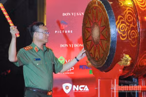 Đồng chí Thượng tướng Phạm Thế Tùng, Ủy viên Trung ương Đảng, Thứ trưởng Công an thực hiện nghi thức khai mạc chuỗi sự kiện chương trình Gala "Tổ quốc bình yên".