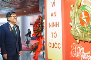 Người dân tại triển lãm “80 năm An ninh nhân dân - Lá chắn thầm lặng”.