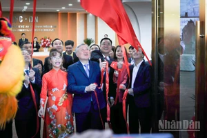 Các đồng chí lãnh đạo cùng các vị đại biểu thực hiện nghi thức khai trương Cơ quan điều hành Trung tâm tài chính quốc tế Việt Nam tại thành phố Đà Nẵng.