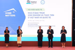 Các đại biểu tại hội thảo quốc tế “Nhà ở bao trùm - Kinh nghiệm và thực tiễn ở Việt Nam và quốc tế”.