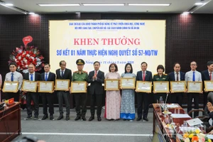 Chủ tịch Ủy ban nhân dân thành phố Đà Nẵng Phạm Đức Ấn tặng bằng khen cho các tập thể và cá nhân trong triển khai Nghị quyết số 57-NQ/TW.