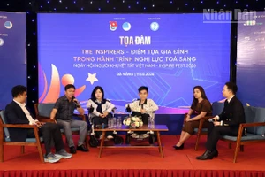 Tọa đàm “The Inspirers – Điểm tựa gia đình trong hành trình nghị lực tỏa sáng” tại chương trình.