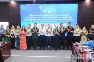 Đà Nẵng trao hoa cho các doanh nghiệp công nghệ số cam kết hỗ trợ doanh nghiệp nhỏ và vừa chuyển đổi số.