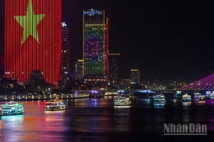 Không gian sông Hàn (thành phố Đà Nẵng) nhộn nhịp, hiện đại về đêm.