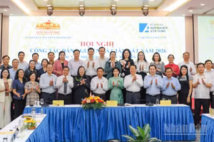 Phó Chủ tịch Quốc hội Nguyễn Doãn Anh cùng các đại biểu tại hội nghị.