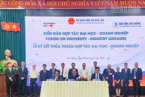 Lễ ký kết hợp tác giữa các đại học/trường đại học và các tập đoàn, doanh nghiệp.