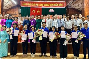 Lễ kết nạp đảng viên đối với 7 học sinh ưu tú của Chi bộ Trường trung học phổ thông Hiệp Đức. (Ảnh: Chi bộ Trường trung học phổ thông Hiệp Đức)