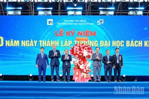Trường đại học Bách khoa, Đại học Đà Nẵng đón nhận lẵng hoa chúc mừng của Bộ Giáo dục và Đào tạo.