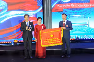 Lãnh đạo Ủy ban nhân dân thành phố trao cờ thi đua tặng Công ty Cổ phần Dệt may 29/3.