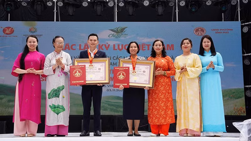 Trao kỷ lục Việt Nam 200 món chay từ sen tại lễ hội (Ảnh: Ban Tổ chức)