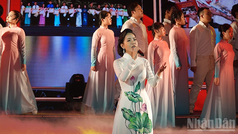 Nghệ sĩ Ưu tú Khánh Ngọc biểu diễn trong chương trình Khai mạc "Những ngày văn học, nghệ thuật Thành phố Hồ Chí Minh (Ảnh: Linh Bảo; ảnh mang tính minh họa).