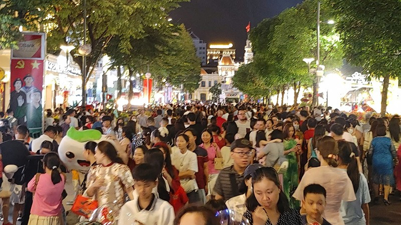 Người dân tập trung rất đông trên đường đi bộ Nguyễn Huệ. (Ảnh: LONG HỮU).