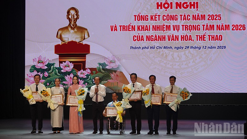 Các cá nhân nhận Bằng khen của Chủ tịch Ủy ban nhân dân Thành phố. (Ảnh: LINH BẢO)