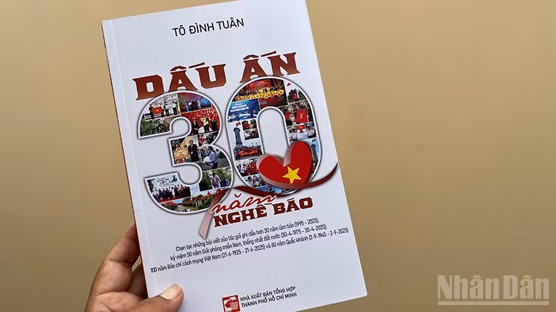 Bìa cuốn sách "Dấu ấn 30 năm nghề báo" của nhà báo Tô Đình Tuân. (Ảnh: MẠNH HẢO)