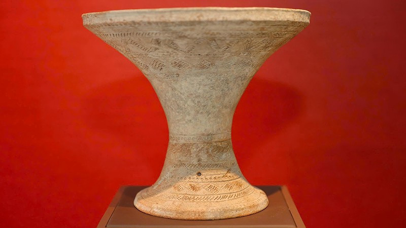 Hiện vật Bát bồng gốm văn hóa Hoa Lộc. (Ảnh: Bảo tàng gốm thời dựng nước)