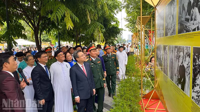 Các đại biểu tham quan triển lãm tại Công viên Lam Sơn. (Ảnh MẠNH HẢO)