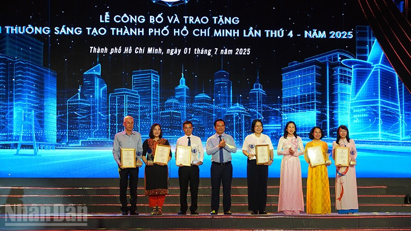 Lãnh đạo Thành phố Hồ Chí Minh trao tặng Giải thưởng Sáng tạo ở lĩnh vực Quản lý Nhà nước. (Ảnh MẠNH HẢO)