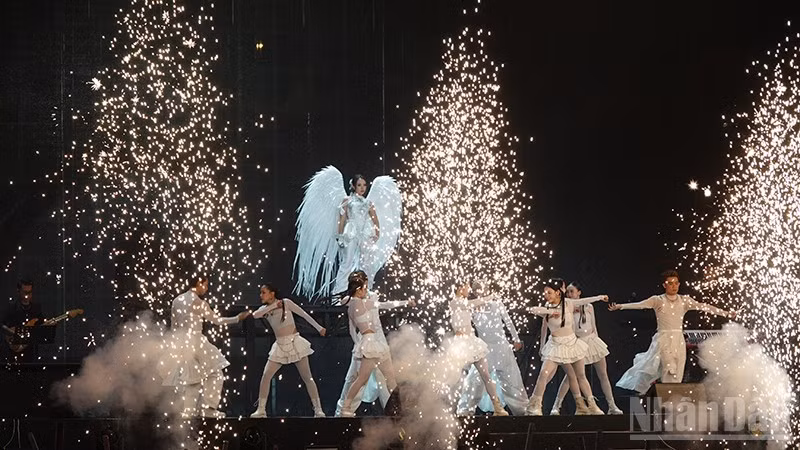 Phần trình diễn của ca sĩ Phương Mỹ Chi mở màn cho đêm nhạc đầu tiên của Lễ hội Hò Dô. (Ảnh: Linh Bảo)