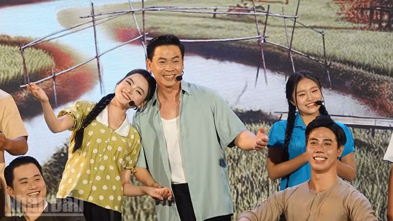 Ca sĩ Thu Hường và Huỳnh Thật trong vở nhạc kịch "Chờ người" (Ảnh Linh Bảo).