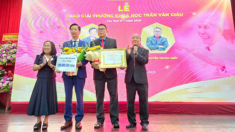 Trao Giải thưởng Trần Văn Giàu lần thứ 13 cho hai tác giả Võ Văn Thắng và Nguyễn Trung Hiếu. (Ảnh: Quỳnh My)