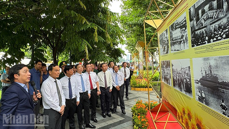 Các đại biểu tham quan triển lãm. (Ảnh: Linh Bảo)