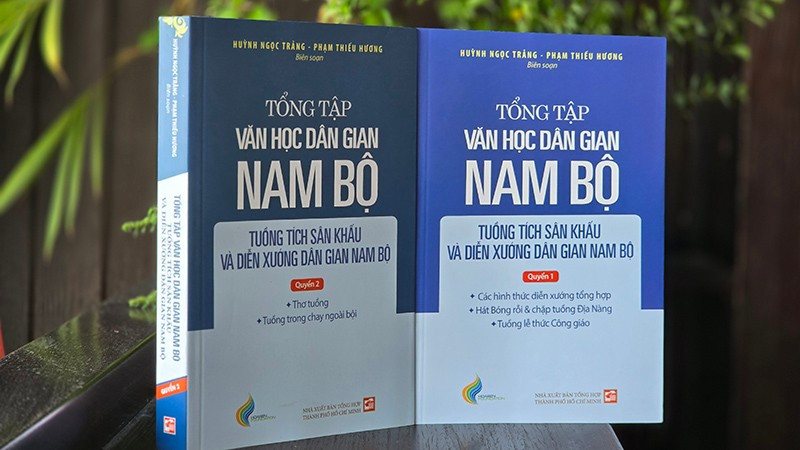Bìa hai quyển tập 4 thuộc Tổng tập Văn học dân gian Nam Bộ. (Ảnh: Nhà xuất bản Tổng hợp Thành phố Hồ Chí Minh).