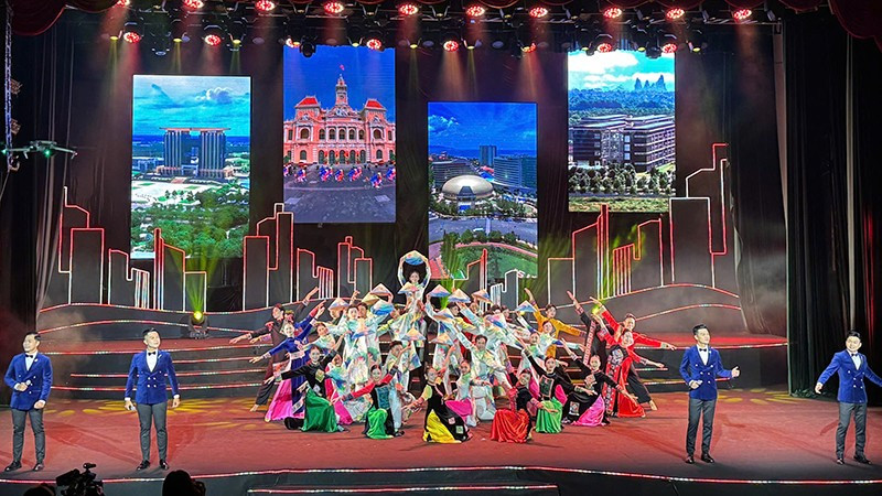 Các nghệ sĩ biểu diễn trong chương trình “Thành phố Hồ Chí Minh – Nơi hội tụ những dòng sông” tại khu vực Bà Rịa-Vũng Tàu. (Ảnh: Nhà hát kịch Thành phố)
