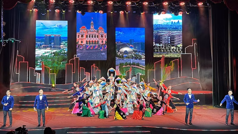 Các nghệ sĩ biểu diễn trong chương trình “Thành phố Hồ Chí Minh – Nơi hội tụ những dòng sông” tại khu vực Bà Rịa-Vũng Tàu. (Ảnh: Nhà hát kịch Thành phố)