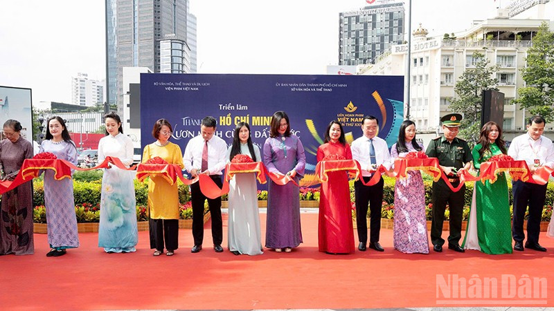 Các đại biểu thực hiện nghi thức khai mạc triển lãm. (Ảnh: LINH BẢO)