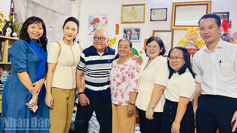 Đoàn lãnh đạo Thành phố Hồ Chí Minh đến thăm, chúc Tết và chụp ảnh lưu niệm với gia đình Nghệ sĩ Nhân dân Hùng Minh. (Ảnh: Linh Bảo)