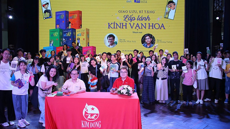 Nhà văn Nguyễn Nhật Ánh ký tặng sách cho đông đảo độc giả tại chương trình. (Ảnh: Ban tổ chức)