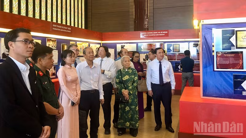 Các đại biểu tham quan trưng bày. (Ảnh: Linh Bảo)