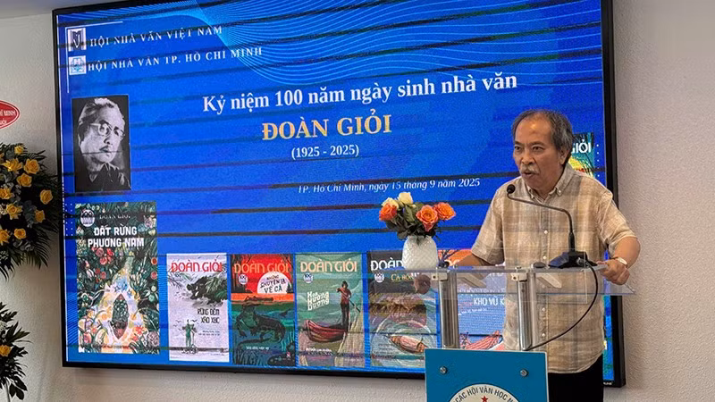 Nhà thơ Nguyễn Quang Thiều phát biểu tại sự kiện. (Ảnh: Hội Nhà văn Thành phố Hồ Chí Minh)