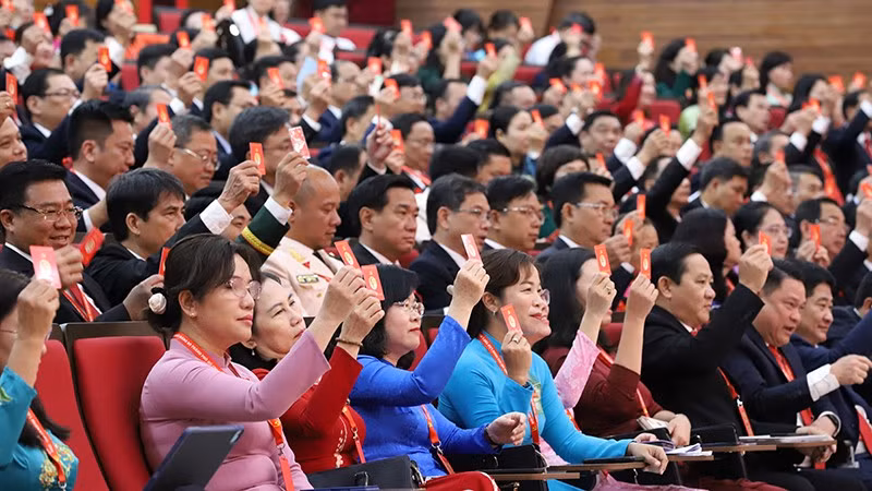 Các đại biểu biểu quyết thông qua Nghị quyết Đại hội. (Ảnh: Ban tổ chức)