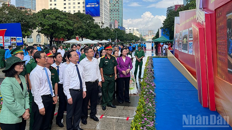 Các đại biểu tham quan triển lãm tại đường đi bộ Nguyễn Huệ, Thành phố Hồ Chí Minh. (Ảnh: Linh Bảo)