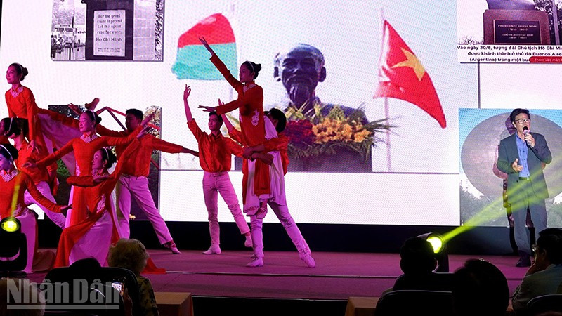 Nghệ sĩ Ưu tú Cao Minh biểu diễn trong chương trình (Ảnh Thúy Bình).