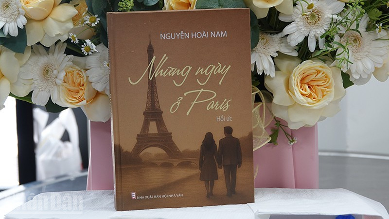 Bìa cuốn sách "Những ngày ở Paris" của bác sĩ Nguyễn Hoài Nam. (Ảnh Linh Bảo)