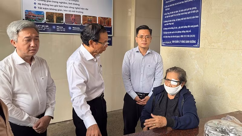 Đồng chí Nguyễn Văn Nên thăm hỏi thân nhân gia đình bị nạn. (Ảnh: VĂN PHÚC)