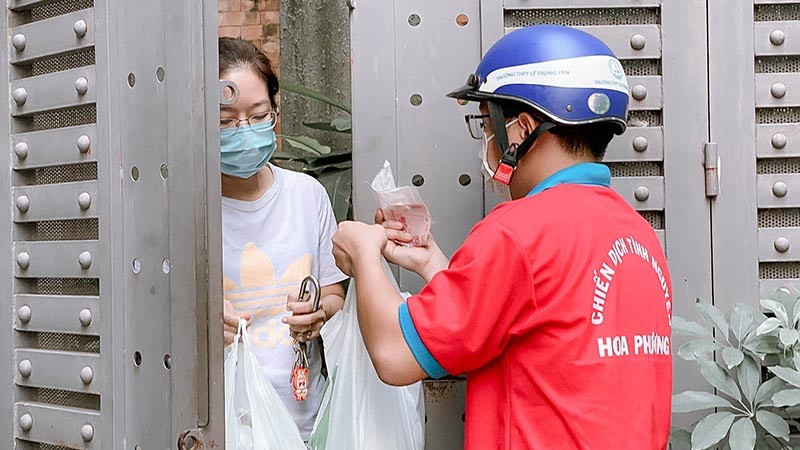 Đội thanh niên tình nguyện giao hàng miễn phí cho người dân tại trung tâm Thành phố dịch trong đại dịch Covid-19 (Ảnh: LINH BẢO).