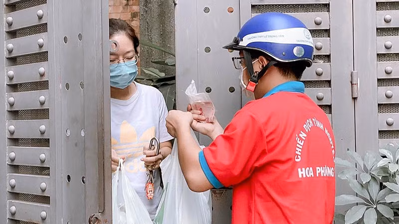 Đội thanh niên tình nguyện giao hàng miễn phí cho người dân tại trung tâm Thành phố dịch trong đại dịch Covid-19 (Ảnh: LINH BẢO).