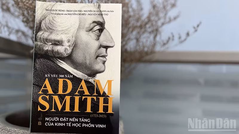 Bìa cuốn sách "Kỷ yếu 300 năm Adam Smith (1723-2023) - Người đặt nền tảng của kinh tế học phồn vinh". (Ảnh: LINH BẢO)