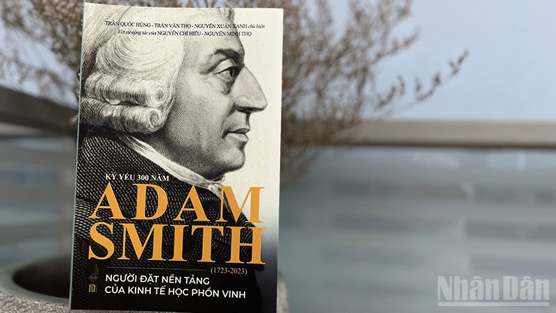 Bìa cuốn sách "Kỷ yếu 300 năm Adam Smith (1723-2023) - Người đặt nền tảng của kinh tế học phồn vinh". (Ảnh: LINH BẢO)