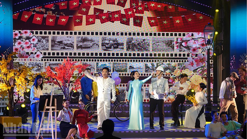 Ca sĩ Thanh Ngọc và Rapper T.Won trình bày ca khúc Mùa xuân trên Thành phố Hồ Chí Minh của nhạc sĩ Xuân Hồng. (Ảnh: Linh Bảo)