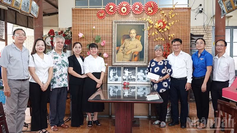 Đoàn công tác chụp ảnh lưu niệm với Nghệ sĩ Ưu tú Phi Yến (thứ tư từ phải sang) tại nhà riêng. (Ảnh: Mạnh Hảo)