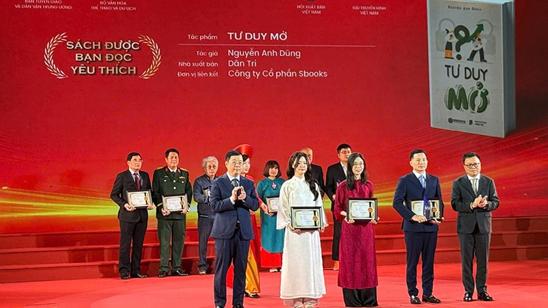 Trao giải Sách được bạn đọc yêu thích cho tác phẩm Tư duy mở. (Ảnh: Sbooks)