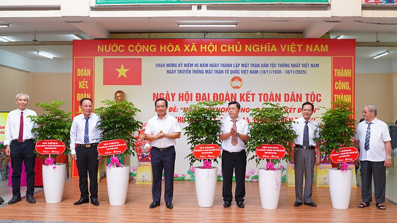 Chủ tịch Ủy ban nhân dân Thành phố Hồ Chí Minh Nguyễn Văn Được thay mặt Thành ủy, Hội đồng nhân dân, Ủy ban nhân dân, Ủy ban Mặt trận Tổ quốc Việt Nam Thành phố tặng cây xanh cho các khu phố trên địa bàn phường Bến Thành trong Ngày hội Đại đoàn kết toàn dân tộc vừa qua. (Ảnh: Phường Bến Thành)