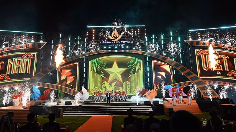 Tiết mục mở màn Lễ khai mạc Liên hoan phim Việt Nam lần thứ 24. (Ảnh: QUỐC THANH)