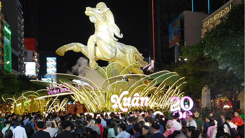 Đông đảo người dân đến tham quan Đường hoa Nguyễn Huệ Tết Bính Ngọ. (Ảnh: Linh Bảo).